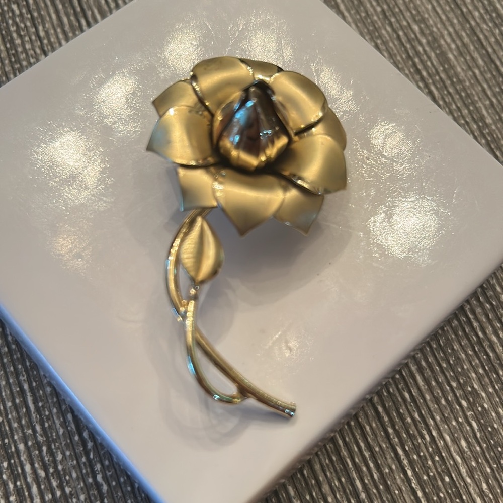 Vintage floral brooch 3D brushed gold tone finish nature romantic cottagecore